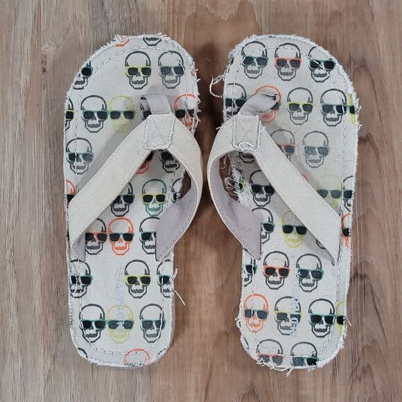 💜Old Navy Tan Canvas Raw Hemline Skull Print Flip Flops Youth Size 6 - Picture 1 of 5